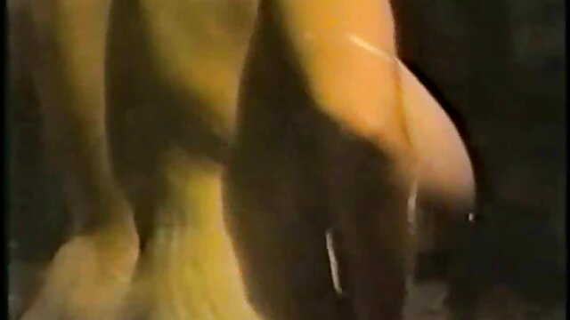 Kvaliteetne :  Tüdruk elevil ja ergutab enne seksi suuga suurt musta riista Seksikas videod 
